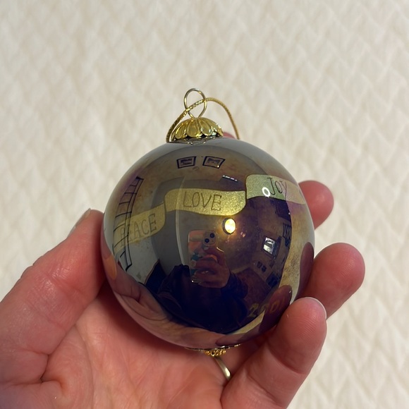 Li Bien Christmas glass ball ornament, dove of peace, “peace, love, joy” 2001 - Picture 3 of 6